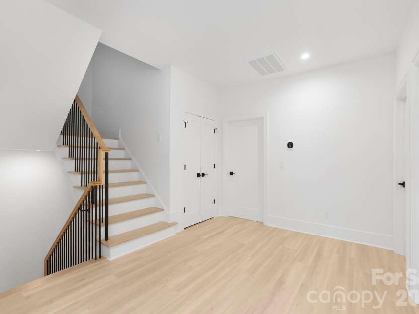 400 Dover Avenue, Charlotte, NC 28209.  MLS# CAR4345558, YatesRealty ID 20729. 