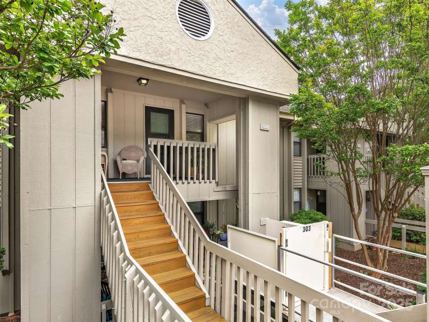 304 Abbey Circle, Asheville, NC 28805.  MLS# CAR4260740, YatesRealty ID 2073. Entrance