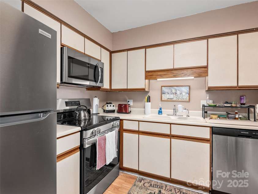 304 Abbey Circle, Asheville, NC 28805.  MLS# CAR4260740, YatesRealty ID 2073. Kitchen