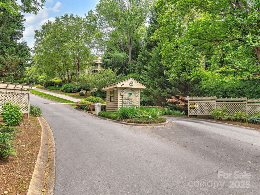 304 Abbey Circle, Asheville, NC 28805.  MLS# CAR4260740, YatesRealty ID 2073. Neighborhood Entrance