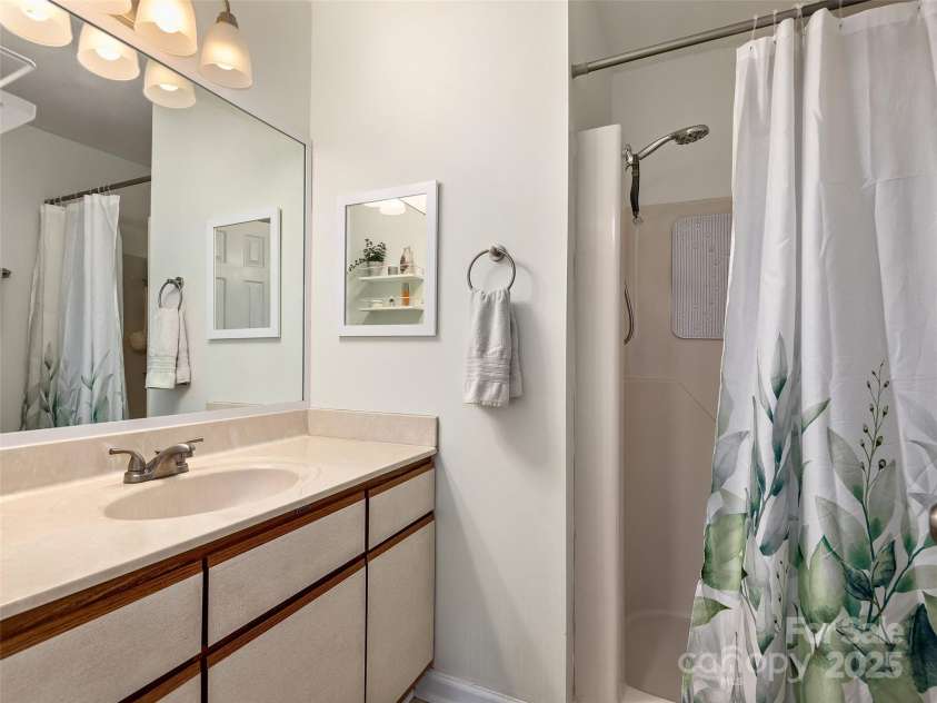 304 Abbey Circle, Asheville, NC 28805.  MLS# CAR4260740, YatesRealty ID 2073. Primary Bath