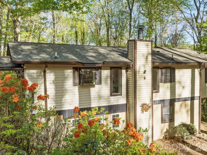 6 Gold Finch Lane, Maggie Valley, NC 28751.  MLS# CAR4377636, YatesRealty ID 20730. 