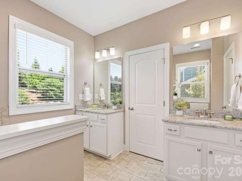 9026 Raven Top Drive, Mint Hill, NC 28227.  MLS# CAR4387589, YatesRealty ID 20731. Primary Bathroom