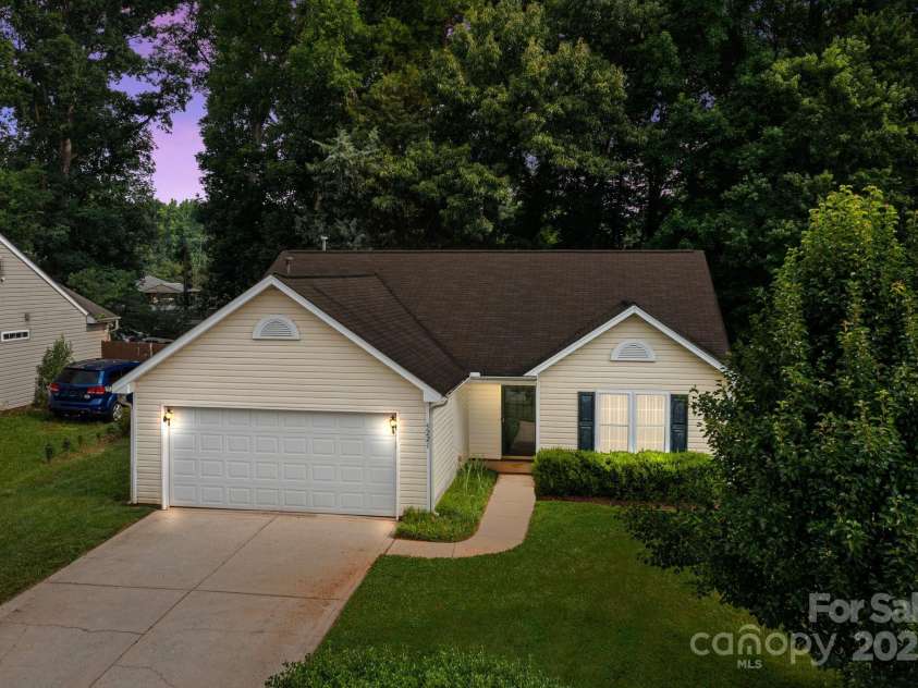 5221 Javitz Road, Charlotte, NC 28216.  MLS# CAR4272671, YatesRealty ID 20732. 