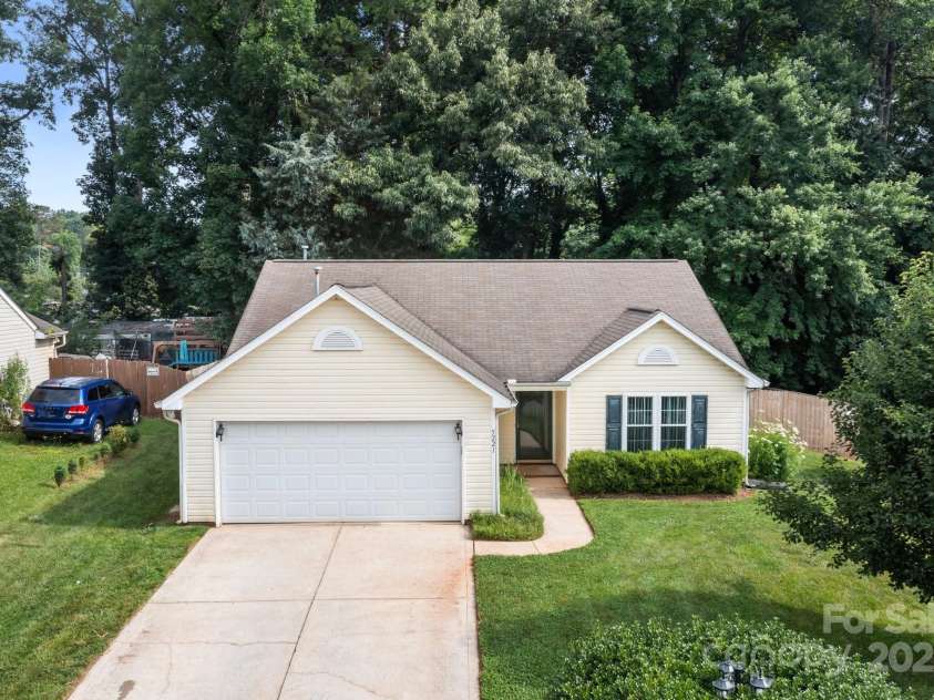 5221 Javitz Road, Charlotte, NC 28216.  MLS# CAR4272671, YatesRealty ID 20732. 