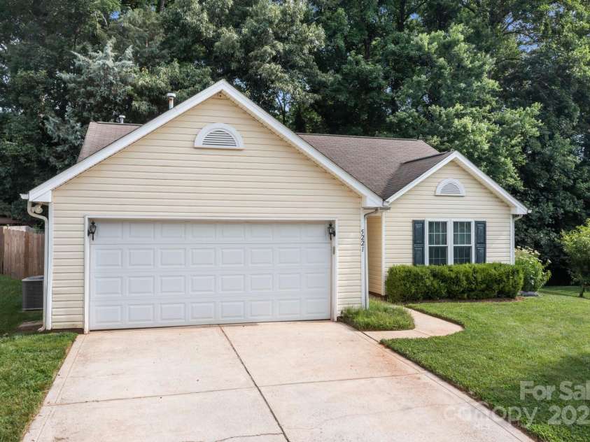 5221 Javitz Road, Charlotte, NC 28216.  MLS# CAR4272671, YatesRealty ID 20732. 