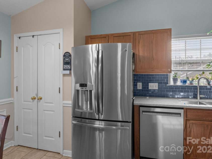 5221 Javitz Road, Charlotte, NC 28216.  MLS# CAR4272671, YatesRealty ID 20732. 