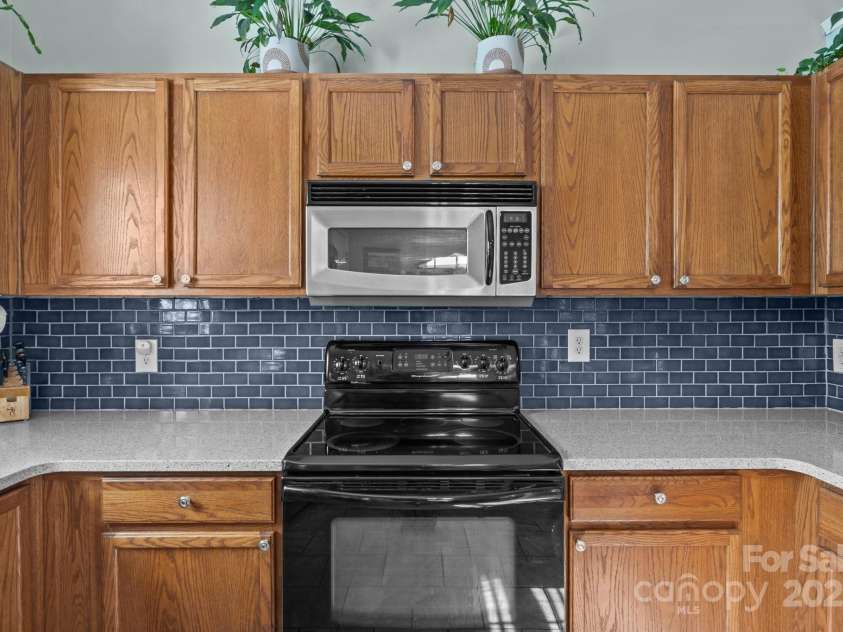 5221 Javitz Road, Charlotte, NC 28216.  MLS# CAR4272671, YatesRealty ID 20732. 