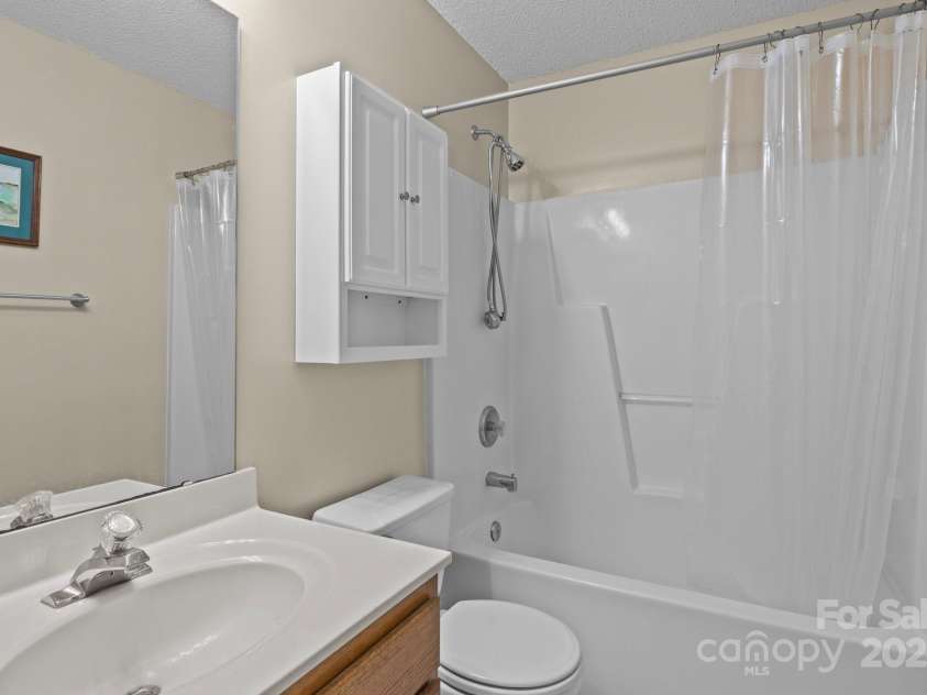 5221 Javitz Road, Charlotte, NC 28216.  MLS# CAR4272671, YatesRealty ID 20732. 