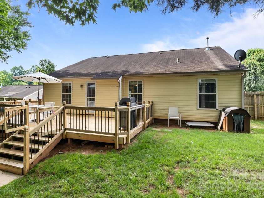 5221 Javitz Road, Charlotte, NC 28216.  MLS# CAR4272671, YatesRealty ID 20732. 