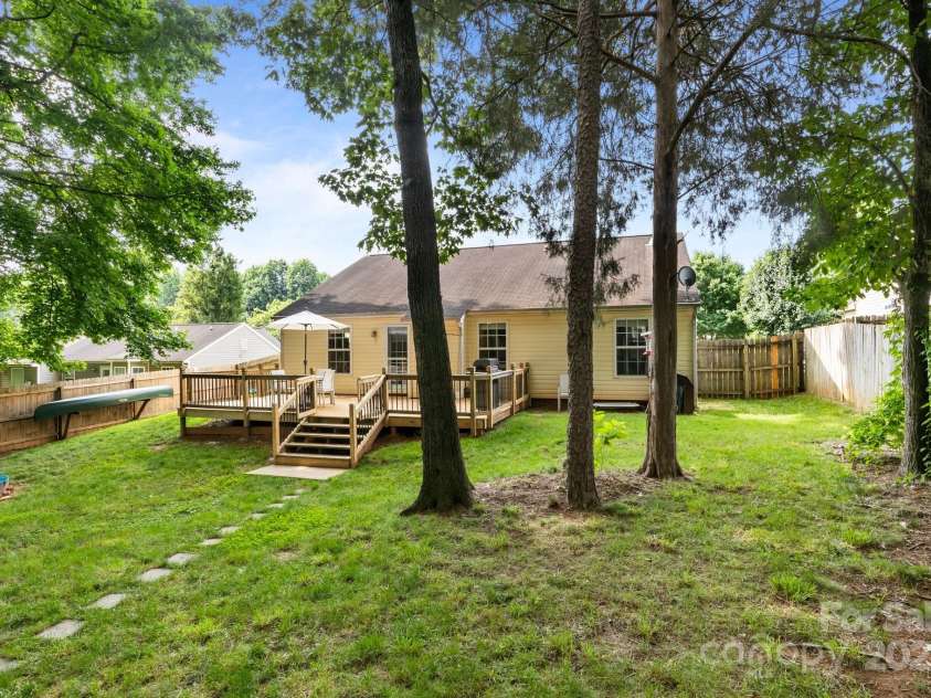 5221 Javitz Road, Charlotte, NC 28216.  MLS# CAR4272671, YatesRealty ID 20732. 