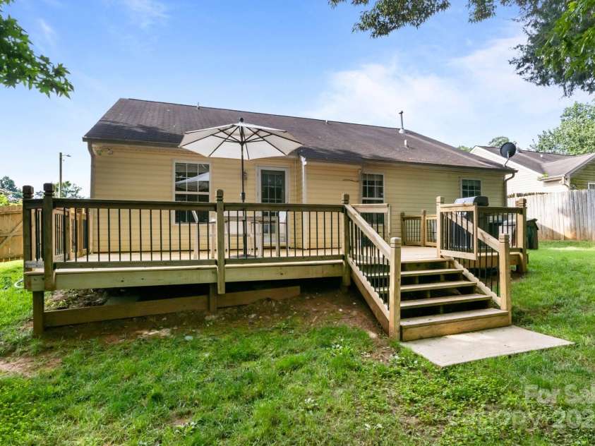 5221 Javitz Road, Charlotte, NC 28216.  MLS# CAR4272671, YatesRealty ID 20732. 