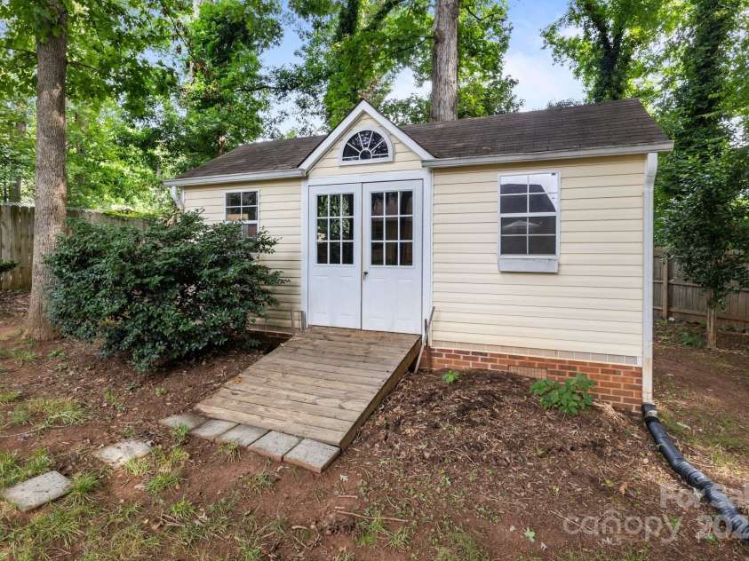5221 Javitz Road, Charlotte, NC 28216.  MLS# CAR4272671, YatesRealty ID 20732. 