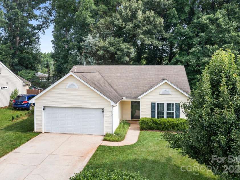 5221 Javitz Road, Charlotte, NC 28216.  MLS# CAR4272671, YatesRealty ID 20732. 