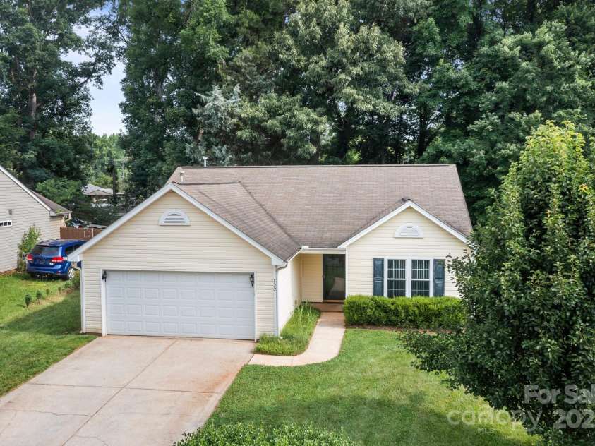 5221 Javitz Road, Charlotte, NC 28216.  MLS# CAR4272671, YatesRealty ID 20732. 