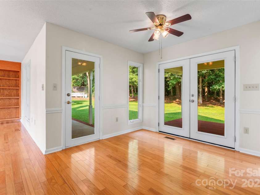 4499 Briarcreek Road, Maiden, NC 28650.  MLS# CAR4263813, YatesRealty ID 20737. Eating area