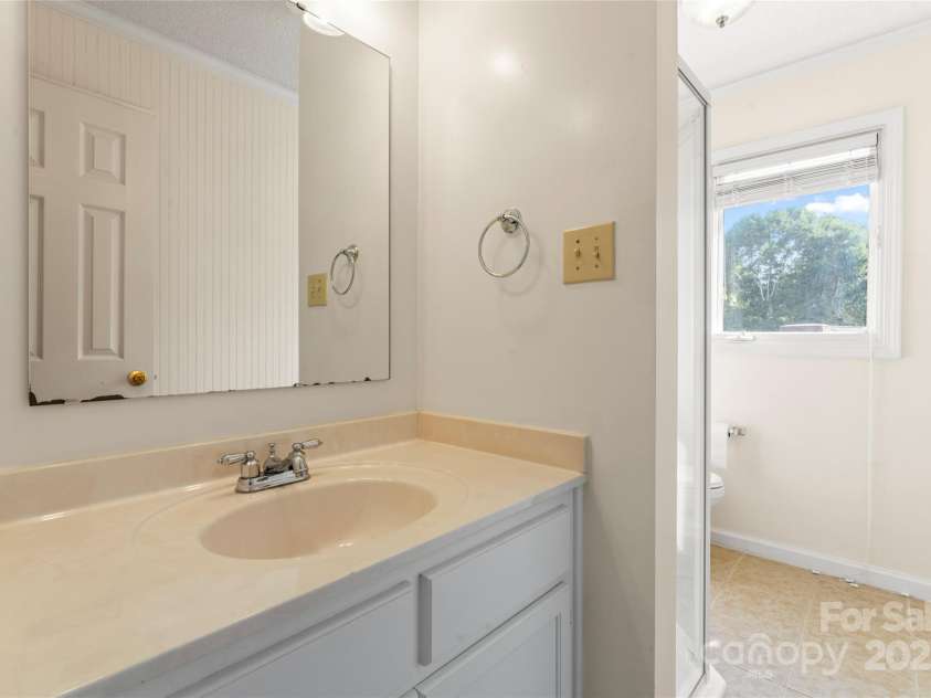 4499 Briarcreek Road, Maiden, NC 28650.  MLS# CAR4263813, YatesRealty ID 20737. Secondary upstairs bath