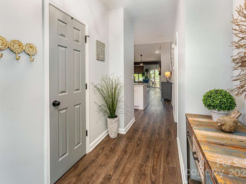 915 Northeast Drive, Davidson, NC 28036.  MLS# CAR4266007, YatesRealty ID 20738. 