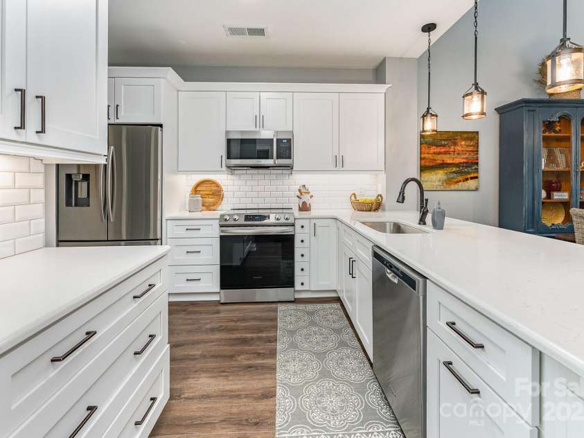 915 Northeast Drive, Davidson, NC 28036.  MLS# CAR4266007, YatesRealty ID 20738. 