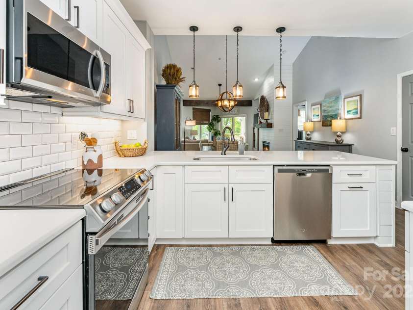 915 Northeast Drive, Davidson, NC 28036.  MLS# CAR4266007, YatesRealty ID 20738. 