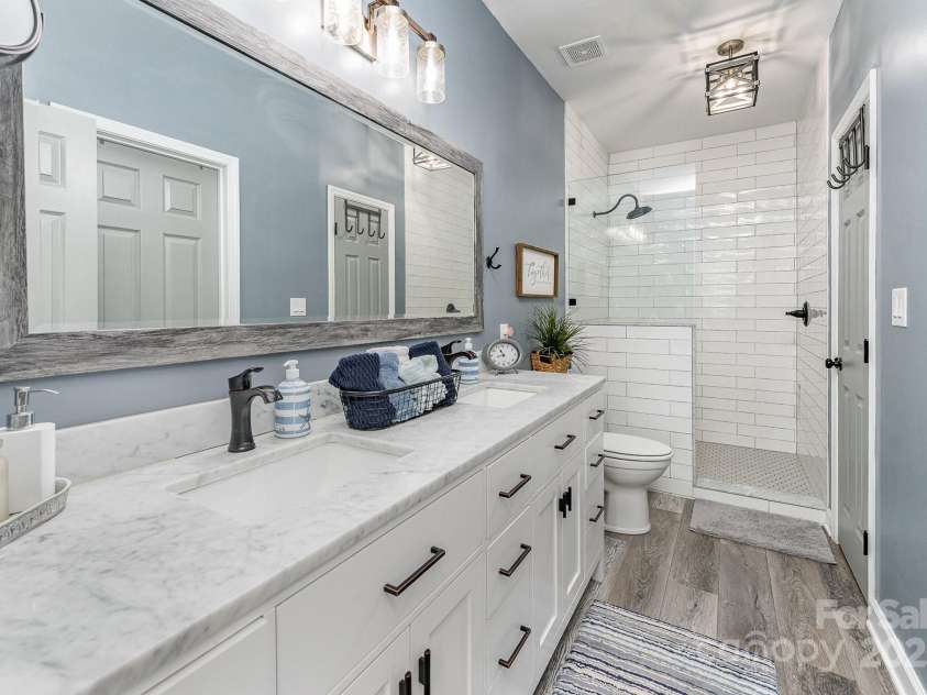 915 Northeast Drive, Davidson, NC 28036.  MLS# CAR4266007, YatesRealty ID 20738. 