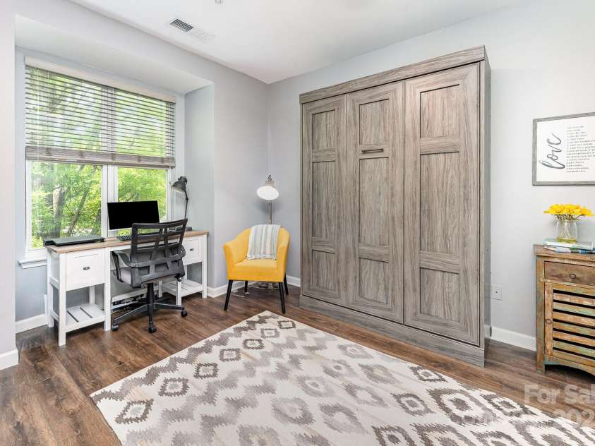 915 Northeast Drive, Davidson, NC 28036.  MLS# CAR4266007, YatesRealty ID 20738. 