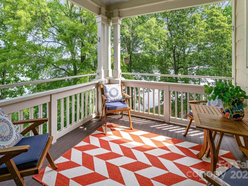 915 Northeast Drive, Davidson, NC 28036.  MLS# CAR4266007, YatesRealty ID 20738. 