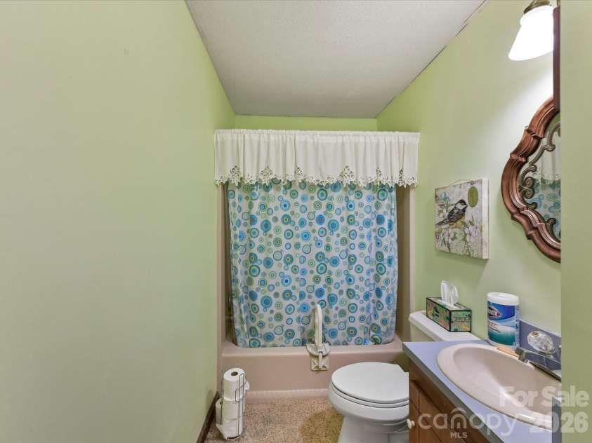 10803 Chestnut Hill Drive, Matthews, NC 28105.  MLS# CAR4332333, YatesRealty ID 2074. Full Bath features tub/shower!