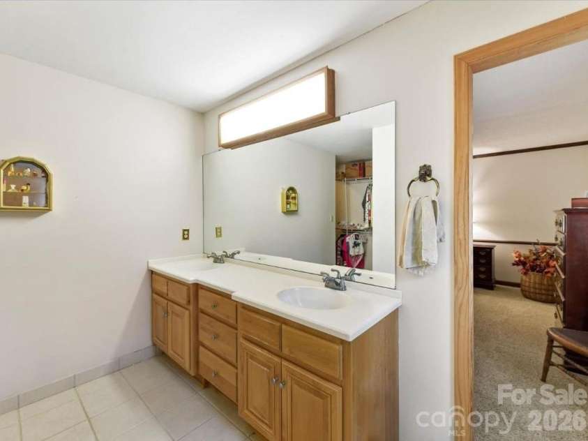 10803 Chestnut Hill Drive, Matthews, NC 28105.  MLS# CAR4332333, YatesRealty ID 2074. Primary Bath with dual vanity, tub/shower & tile floors!