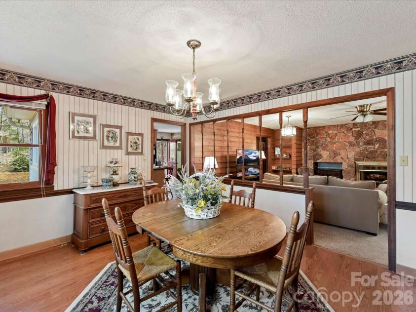 10803 Chestnut Hill Drive, Matthews, NC 28105.  MLS# CAR4332333, YatesRealty ID 2074. Spacious Dining Area!