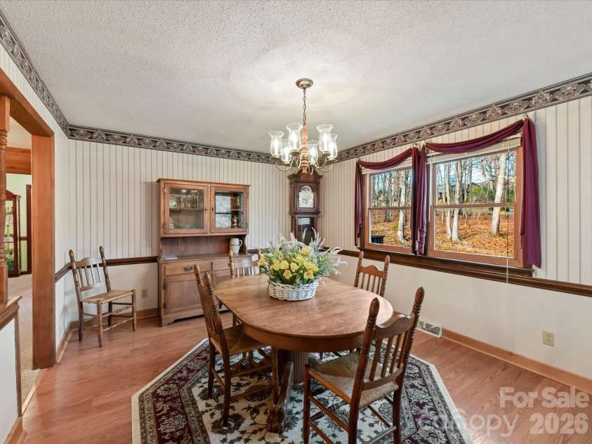 10803 Chestnut Hill Drive, Matthews, NC 28105.  MLS# CAR4332333, YatesRealty ID 2074. Spacious Dining Area!