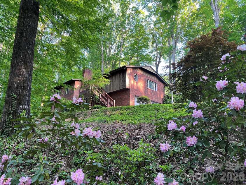231 Davis Drive, Morganton, NC 28655.  MLS# CAR4379486, YatesRealty ID 20741. 