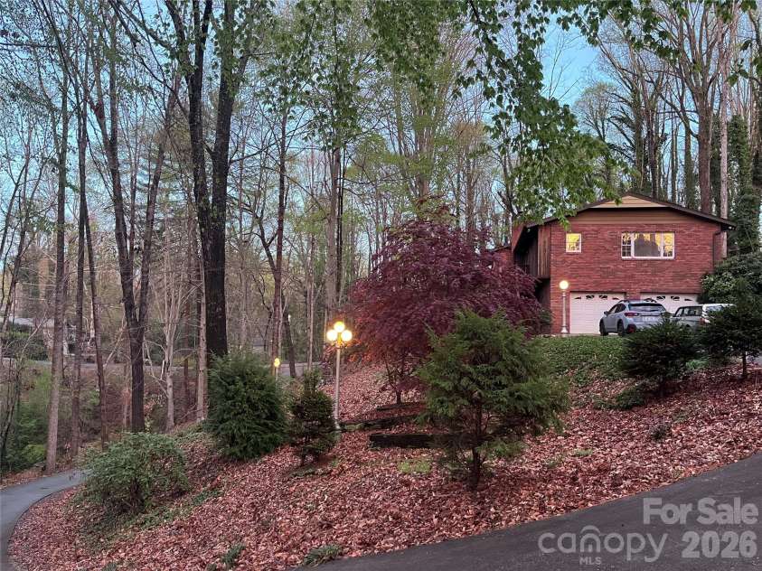231 Davis Drive, Morganton, NC 28655.  MLS# CAR4379486, YatesRealty ID 20741. 