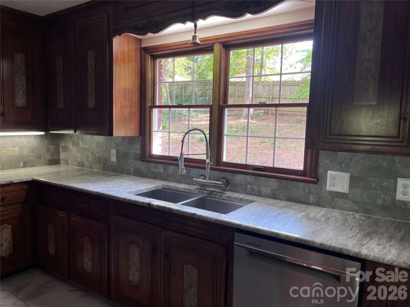 231 Davis Drive, Morganton, NC 28655.  MLS# CAR4379486, YatesRealty ID 20741. 