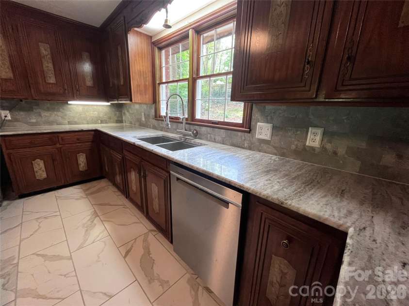 231 Davis Drive, Morganton, NC 28655.  MLS# CAR4379486, YatesRealty ID 20741. 