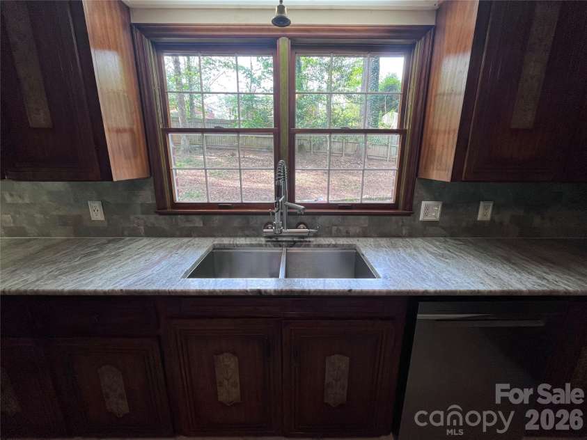 231 Davis Drive, Morganton, NC 28655.  MLS# CAR4379486, YatesRealty ID 20741. 