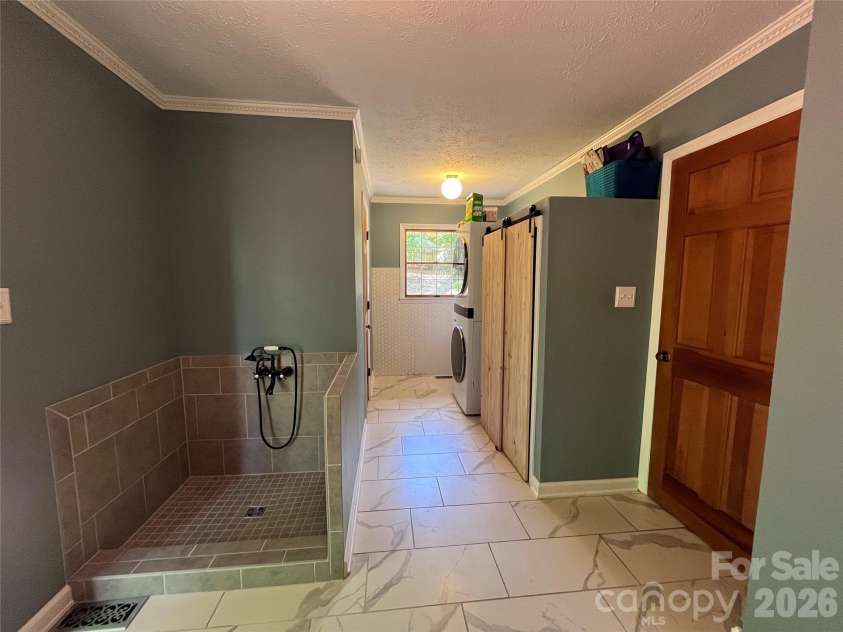 231 Davis Drive, Morganton, NC 28655.  MLS# CAR4379486, YatesRealty ID 20741. 