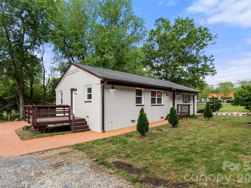 2123 Pinedell Avenue, Monroe, NC 28110.  MLS# CAR4372719, YatesRealty ID 20744. 