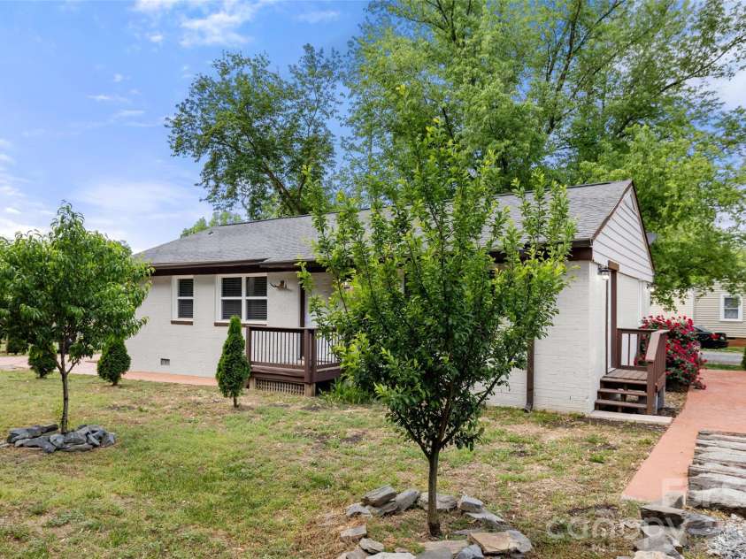 2123 Pinedell Avenue, Monroe, NC 28110.  MLS# CAR4372719, YatesRealty ID 20744. 