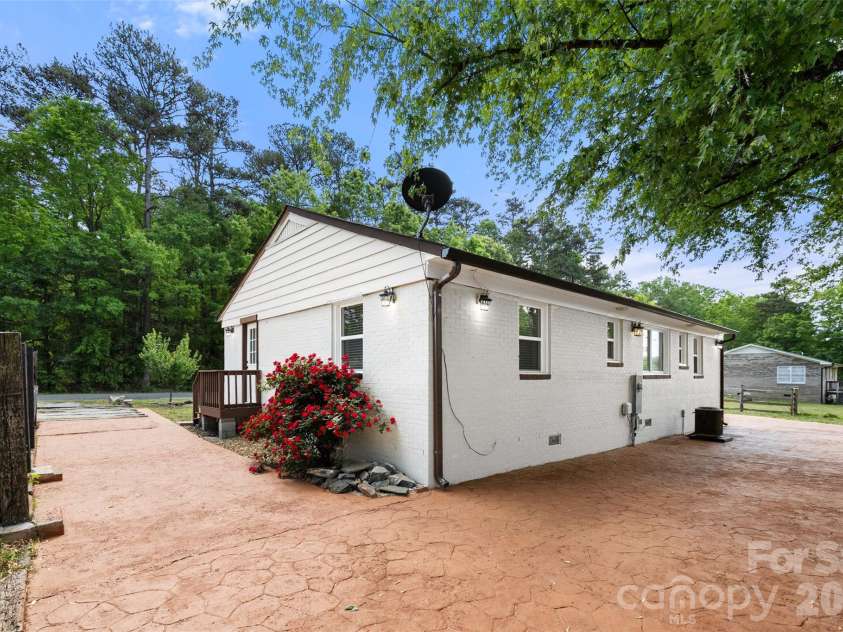 2123 Pinedell Avenue, Monroe, NC 28110.  MLS# CAR4372719, YatesRealty ID 20744. 