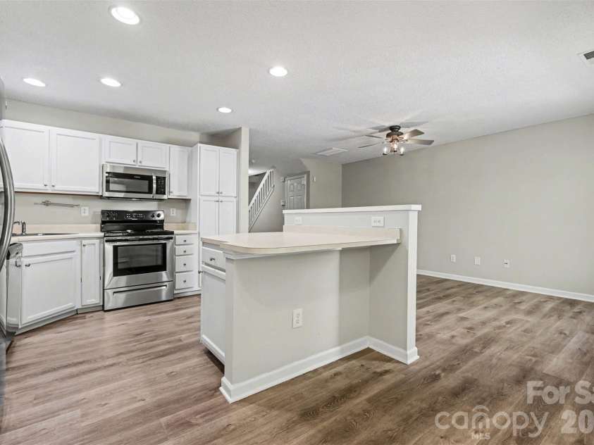 10141 University Park Lane, Charlotte, NC 28213.  MLS# CAR4375162, YatesRealty ID 20747. 