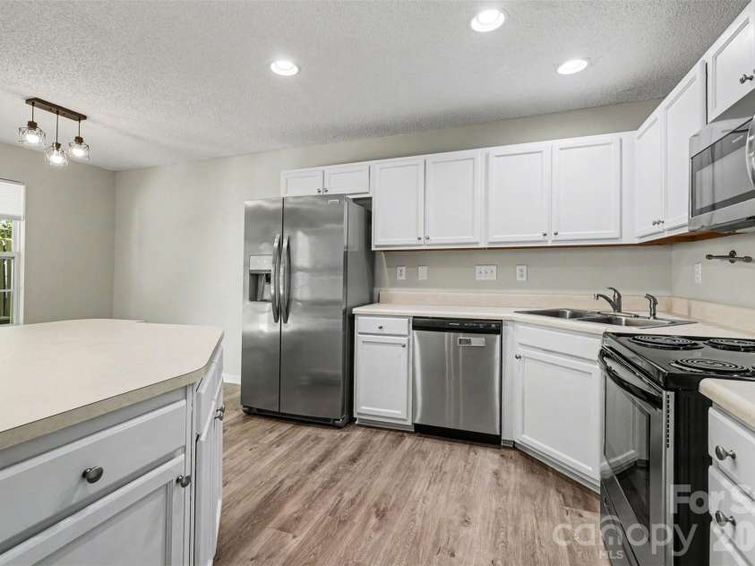 10141 University Park Lane, Charlotte, NC 28213.  MLS# CAR4375162, YatesRealty ID 20747. 