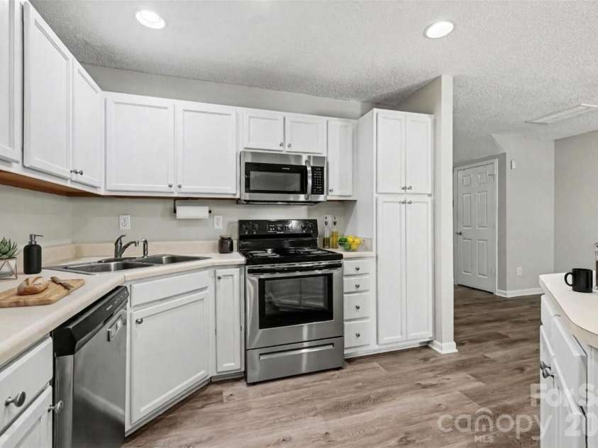 10141 University Park Lane, Charlotte, NC 28213.  MLS# CAR4375162, YatesRealty ID 20747. 