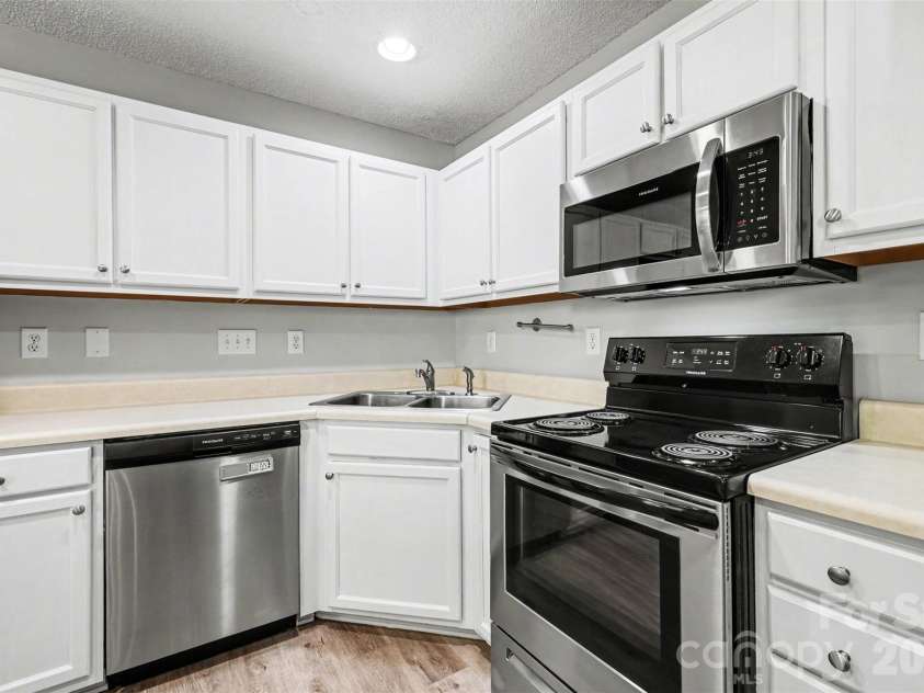 10141 University Park Lane, Charlotte, NC 28213.  MLS# CAR4375162, YatesRealty ID 20747. 