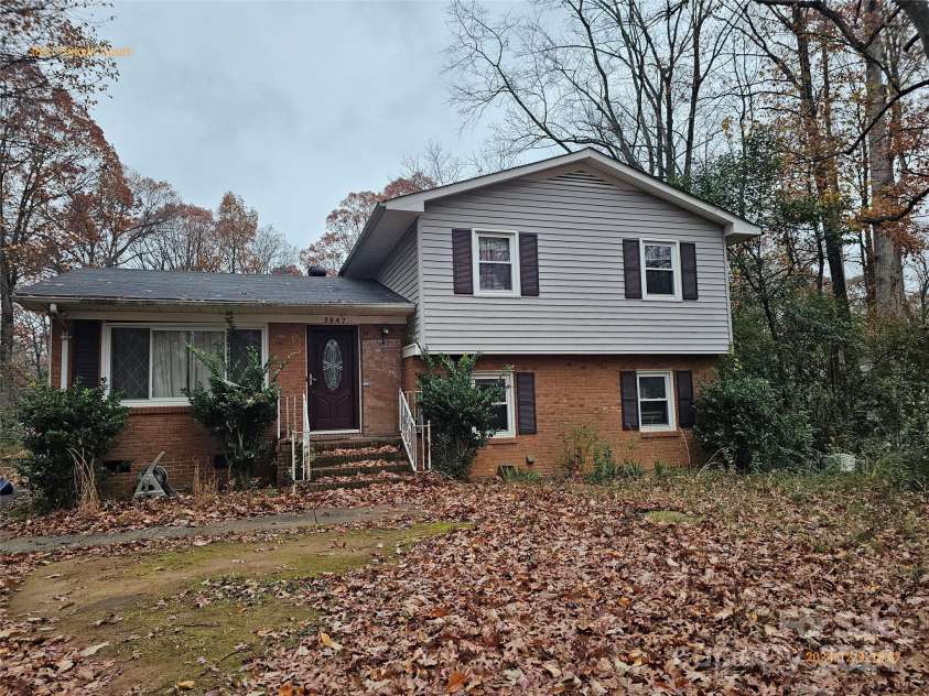 3847 Hillock Court, Charlotte, NC 28215.  MLS# CAR4205168, YatesRealty ID 2075. 