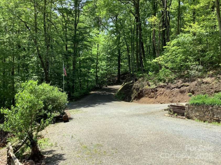 124 Baconton Cove, Waynesville, NC 28786.  MLS# CAR4241453, YatesRealty ID 20752. Driveway