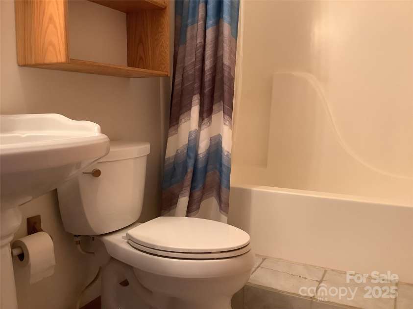 124 Baconton Cove, Waynesville, NC 28786.  MLS# CAR4241453, YatesRealty ID 20752. Efficiency Bathroom