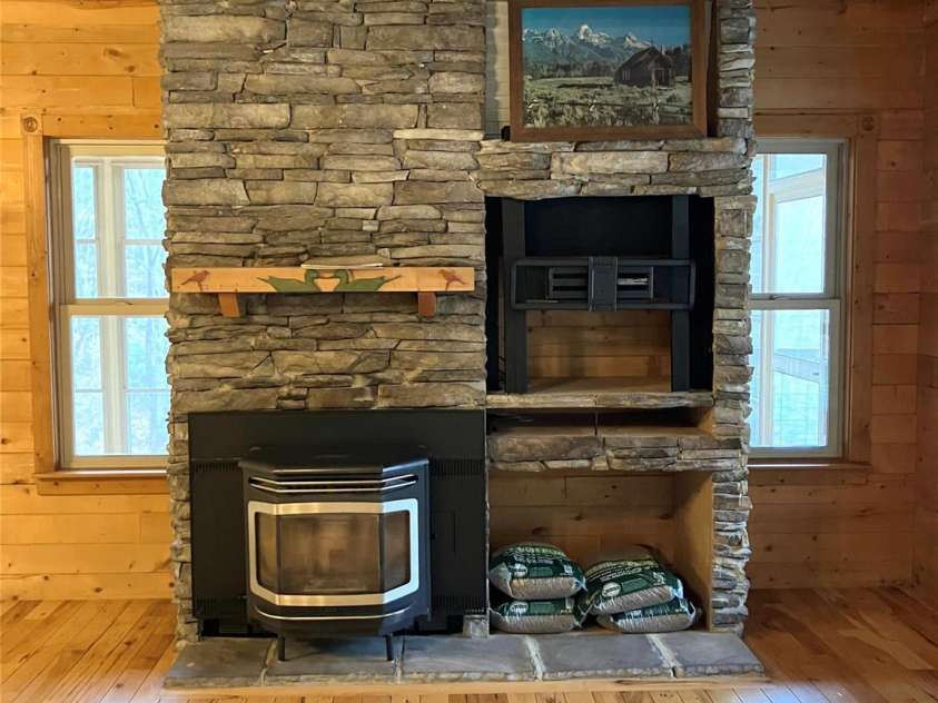 124 Baconton Cove, Waynesville, NC 28786.  MLS# CAR4241453, YatesRealty ID 20752. Fireplace