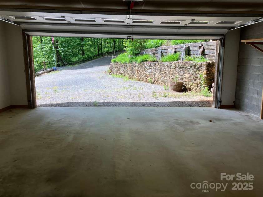 124 Baconton Cove, Waynesville, NC 28786.  MLS# CAR4241453, YatesRealty ID 20752. Garage