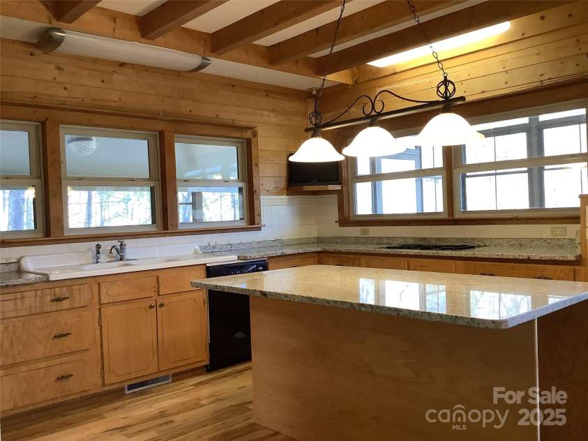 124 Baconton Cove, Waynesville, NC 28786.  MLS# CAR4241453, YatesRealty ID 20752. Kitchen Island